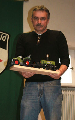 Andreas Volz mit dem Modell der Gulaschkanone