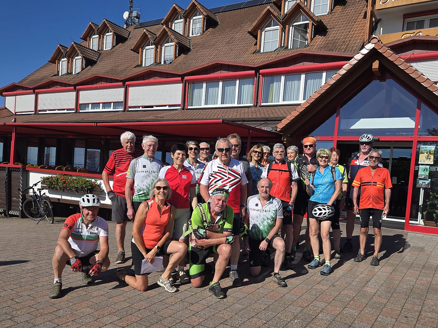 Gruppenfoto vor dem Hotel